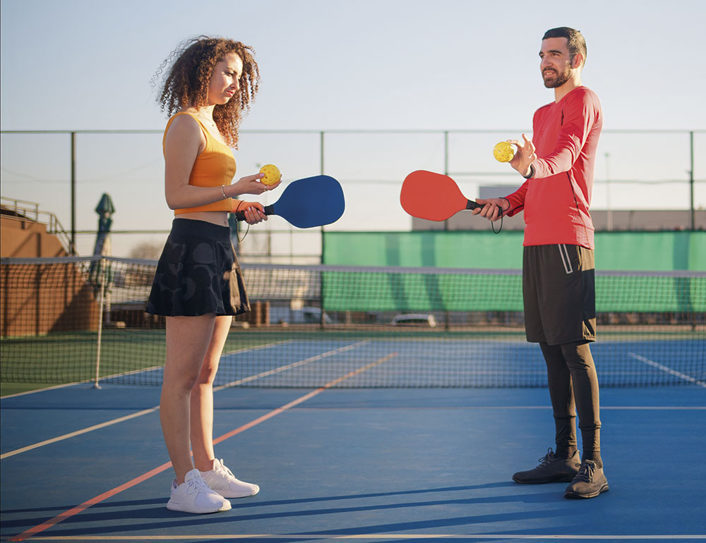 Jeunes jouant au pickleball