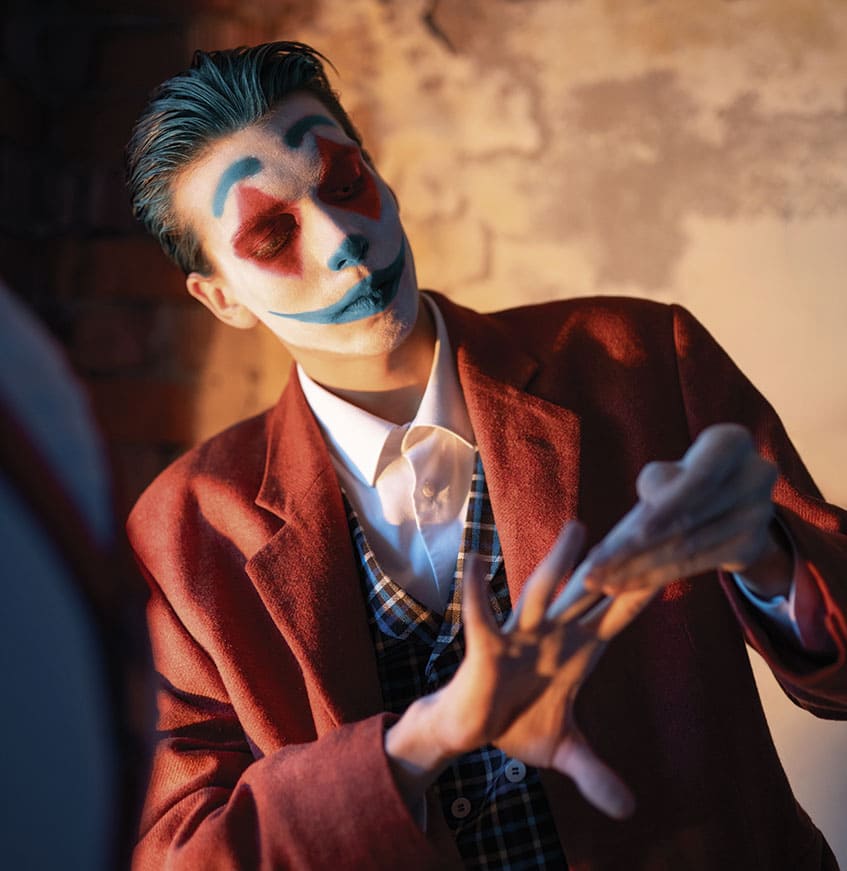 portrait-d-homme-avec-un-maquillage-de-clown-effrayant(1)